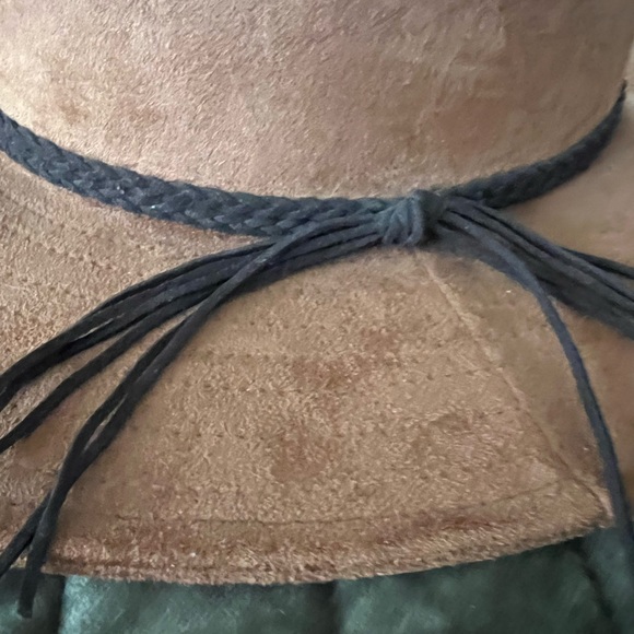 Women’s Hat - Picture 3 of 5